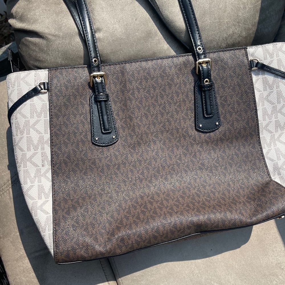 Michael Kors Voyager Medium